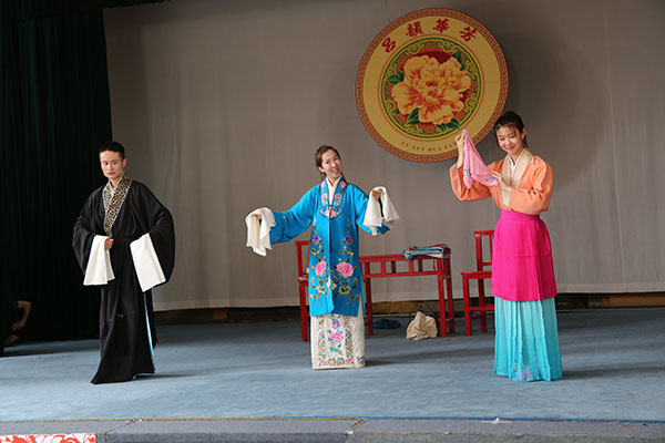 本团新进演员汇报演出传统吕剧《借年》