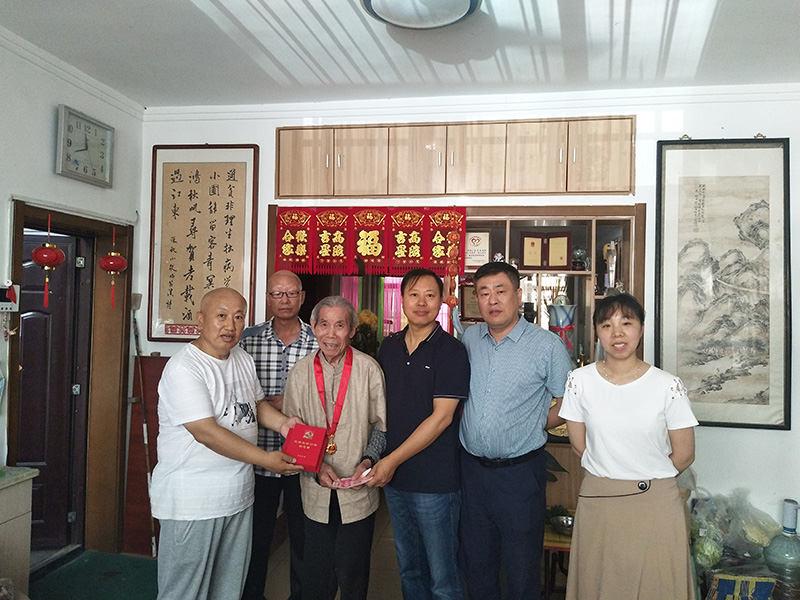 滨州市吕剧演艺有限公司 为老党员颁发“光荣在党50周年”纪念章